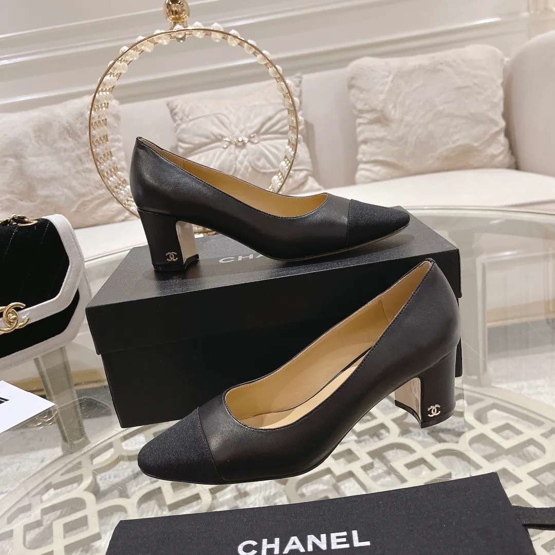 👟👟Ex-factory price 440👟👟 Chanel - Spring and summer classic color-blocked thick heel single shoes ⚠ Fashionable catwalk style ❤ Mixed splicing colors, empty toe style on the inside, 2.5cm thick heel with small logo embellishment, a fashionable interpretation! How to match the series to look good! Original customized wood-colored genuine leather outsole, imported sheepskin surface, goatskin lining for feet... 34-40 regular size (41.42.43 custom-made, non-returnable) 🎁Latest full set of packaging at the counter
